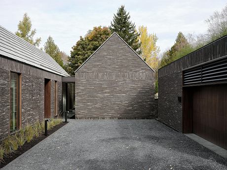 House on the Lake: Contemporary Barn Living - 1