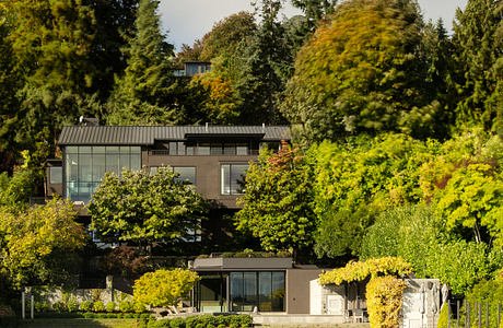 Looking Glass — A Revitalized Lakefront Retreat