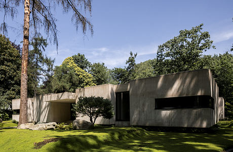 PAVILION SESTIG: Concrete Modernism Refined For Work and Home Life