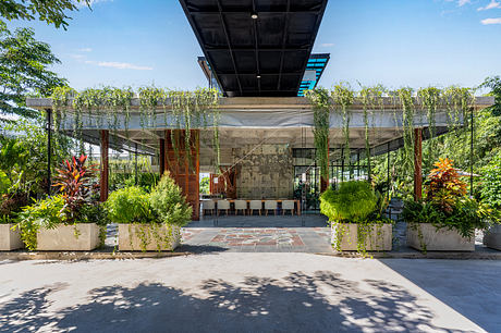 Phum Sambo Café & Eatery: Concrete Frame Turned Green Dining Retreat - 1