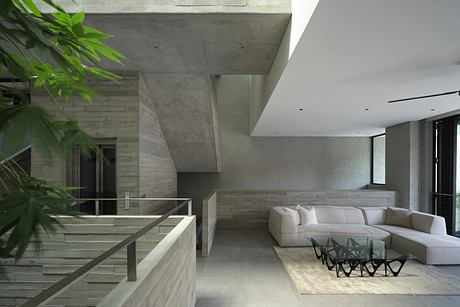 Raumplan House: From Garden to Atrium - 1