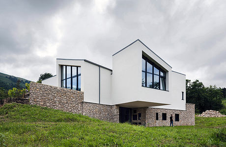 ST House by Roberto Lebrero