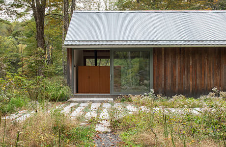 Studio & Guest House In New York Reimagines Cabin-Style Comfort Living