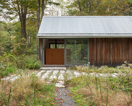 Studio & Guest House In New York Reimagines Cabin-Style Comfort Living - 1