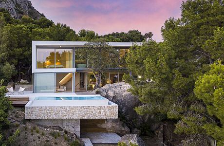 Villa VDSC on the Cliff: Coastal Views Shape a Spanish Retreat Home