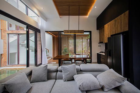 AGR House: Climate-Open Concrete Home with Lush Urban Courtyard - 2