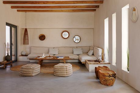 Fanos Guesthouse: Island Courtyard Living Shaped by Wind and Greek Sun - 2