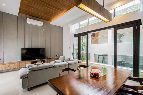 AGR House: Climate-Open Concrete Home with Lush Urban Courtyard - 3