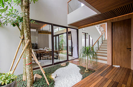 AGR House: Climate-Open Concrete Home with Lush Urban Courtyard