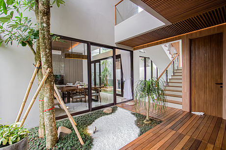 AGR House: Climate-Open Concrete Home with Lush Urban Courtyard - 4