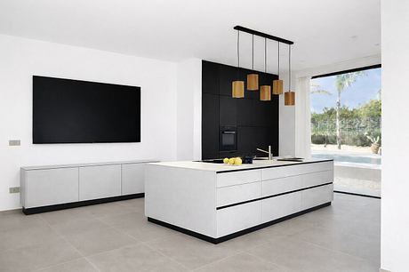 House P02: Mediterranean Villa Framed By Stone, Light, and Water Lines - 4