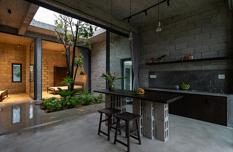 A Quiet House for Tropical Living