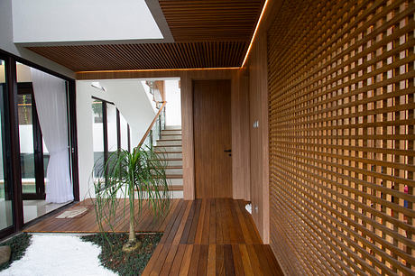 AGR House: Climate-Open Concrete Home with Lush Urban Courtyard - 6