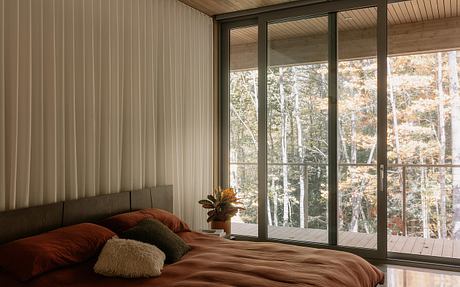 Perchée: Elevated Forest House Embracing Quebec’s Northern Light Fully - 7