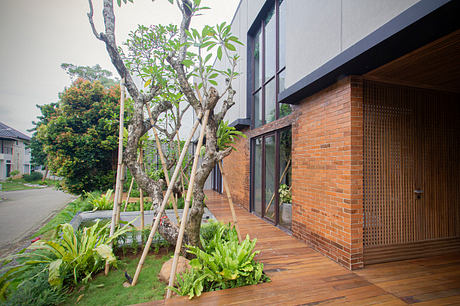 AGR House: Climate-Open Concrete Home with Lush Urban Courtyard - 7