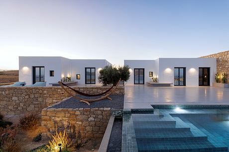 Fanos Guesthouse: Island Courtyard Living Shaped by Wind and Greek Sun - 9