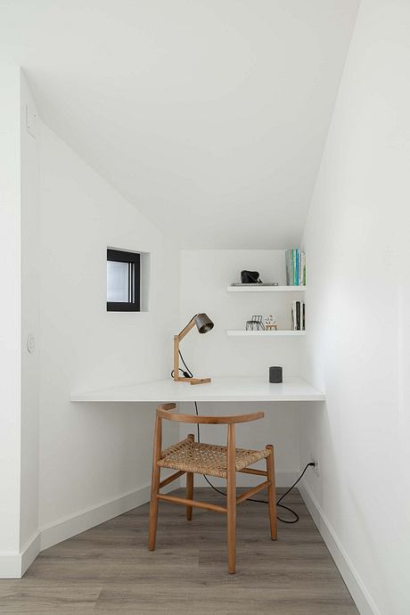 Casinha da Melroeira: Reimagines a Ruin as Compact Refuge in Portugal - 9