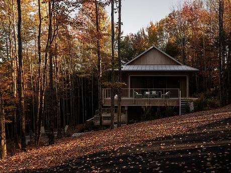 Perchée: Elevated Forest House Embracing Quebec’s Northern Light Fully - 10
