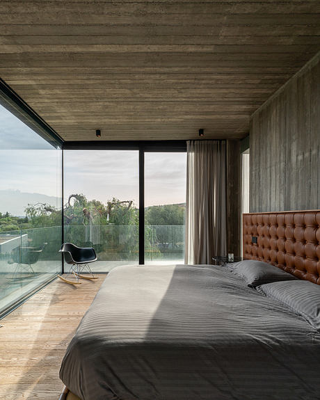 Casa A12 in Aci Castello Pairs Boardlike Concrete with Lava Stone - 10