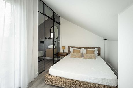 Casinha da Melroeira: Reimagines a Ruin as Compact Refuge in Portugal - 11