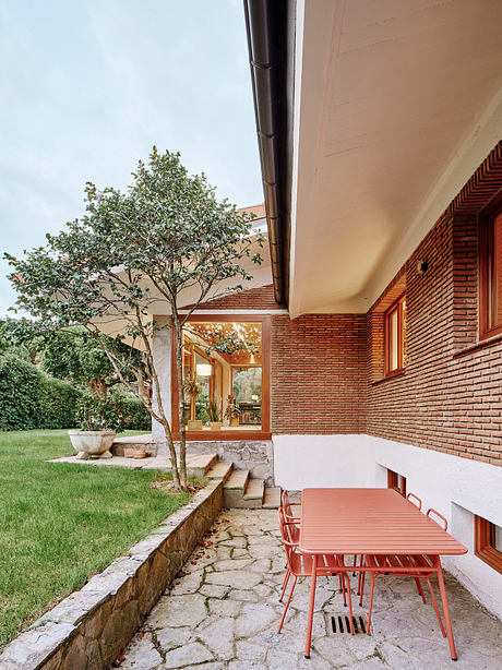 L10 House Reframes a 1970s Coastal Home with Quiet Precision - 11