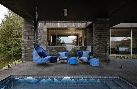 House on the Lake: Contemporary Barn Living