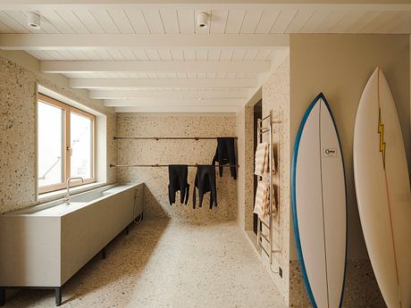 The Cornwall Retreat: Tactile Coastal House for Surf-Led Family Life - 14