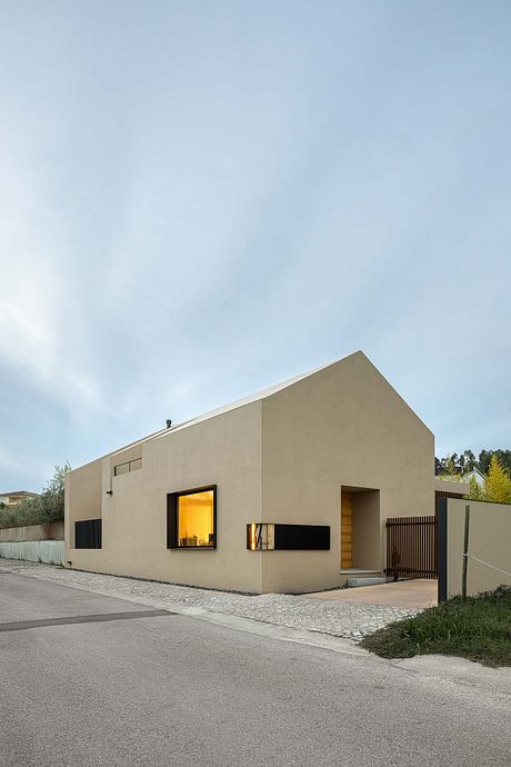 Casinha da Melroeira: Reimagines a Ruin as Compact Refuge in Portugal - 13