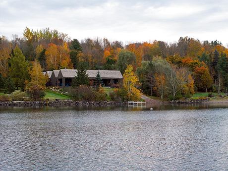 House on the Lake: Contemporary Barn Living - 13