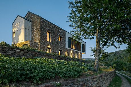 TerraSense Mountain Charm Retreat by DRK Architects - 14