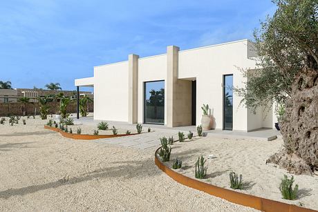 House P02: Mediterranean Villa Framed By Stone, Light, and Water Lines - 10