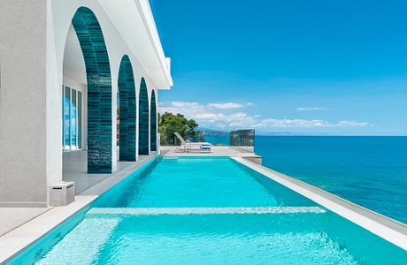 Baia del Silenzio House Recasts a 1970s Shell for Coastal Living