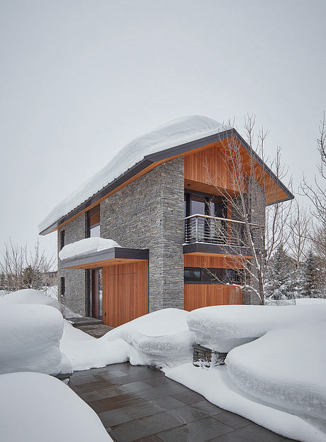 Casita: Compact Western Guest House Crafted for Deep Winter Stays - 1