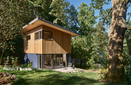 Lake Forest Park DADU: Quiet Guest House Immersed in Northwest Trees