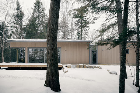 Maison du Lac Perdu: A Quiet Plateau House in Québec - 1