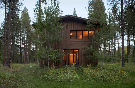 North Bank Road: Exploring Barn Form in a Forest House Setting