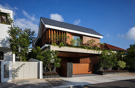 Open Courtyard House: Indoor-Outdoor Living Around a Pool and Garden
