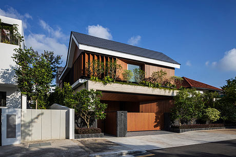 Open Courtyard House: Indoor-Outdoor Living Around a Pool and Garden - 1