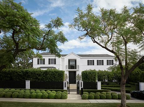 Palm Residence: Warm Minimalism in a Layered Beverly Hills House - 1