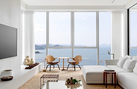 Penthouse with 360° Ocean Views: Light-Filled Brazilian Retreat