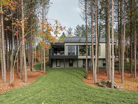 Pine Residences: Soft Minimal Interiors Immersed in Canadian Woods - 1
