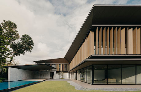 Plumeria Courtyard House: Rooflines Shape an Intimate Garden
