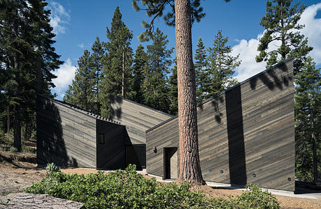 Staggered Cabin Uses Shed Roofs to Fit a Steep Mountain Site
