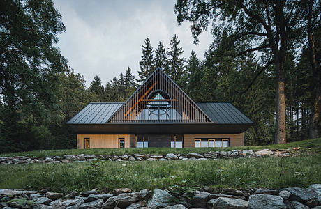 Strážné Cottage Reclaims Mountain Traditions for Contemporary Retreat