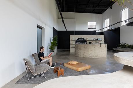 Casa Flairs: Brutalist Concrete Volumes Organize a Flexible Office - 2