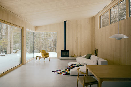 Maison du Lac Perdu: A Quiet Plateau House in Québec - 2