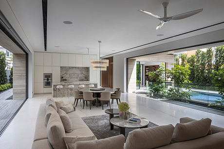 Open Courtyard House: Indoor-Outdoor Living Around a Pool and Garden - 2