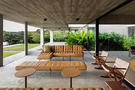 Paula House Uses Concrete Screens to Temper the Sunset - 2