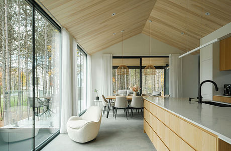 Pine Residences: Soft Minimal Interiors Immersed in Canadian Woods