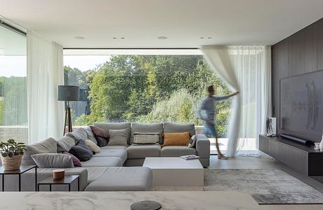 Scho’s House on Theux Hills: Quiet Contemporary Valley Living at Edge
